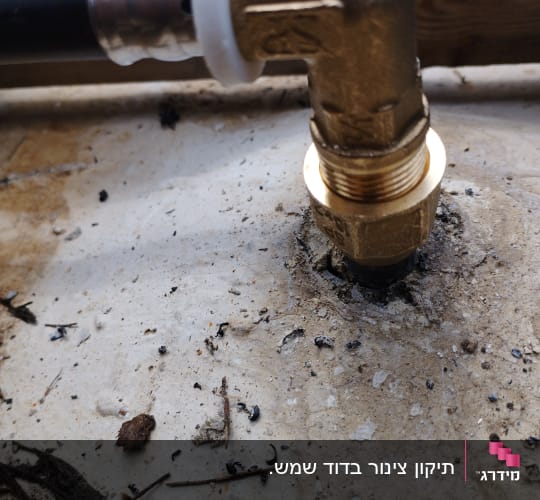חיבור צינור פלסטיק עם מחבר מתכת בזווית ישרה